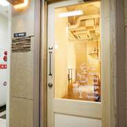 ビルの最上階にある隠れ家のようなお店。喧騒を忘れさせてくれる居心地のよさが人気です。こだわりの手づくり素材を使った極上スイーツを一度味わってしまうと、思わず誰かに教えたくなるとっておきの一軒。