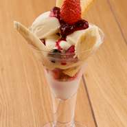 いちごやバナナがトッピングされたプレーンパフェ。ブラマンジェとベリーソースといった手づくり素材が使用されています。甘さ控えめのあっさりとした味わいなので、シメパフェにぴったりです。男性にもおすすめ。