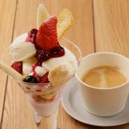 この店の定番メニュー『パフェラッチョ』とドリンクがお手頃価格で楽しめるセットメニュー。ドリンクは、『コーヒー』、『アイスコーヒー』、『烏龍茶』、『ジンジャーエール』の4種類から選べます。