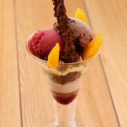 カカオ100％のジェラートと、甘酸っぱいカシスのジェラートを使った濃厚なパフェ。サクサクした手づくりチョコクリスピーとオレンジがトッピングされた、ちょっと大人のデザートです。