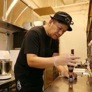 おいしいスイーツを食べて和んでもらいたい、笑顔になってもらいたいという思いから、一日の疲れをリフレッシュできる居心地のよい空間づくりを意識。また、接客中も笑顔を絶やさないようにしています。