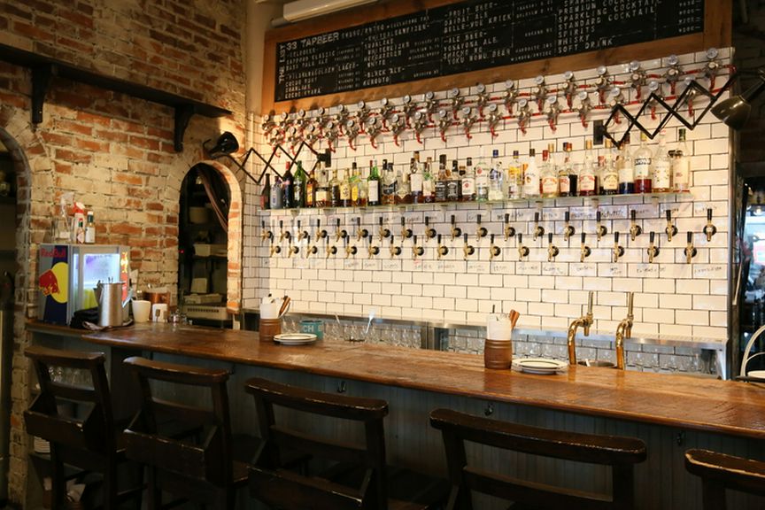 壁一面にセットされた33個のタップでクラフトビールをサーブ！