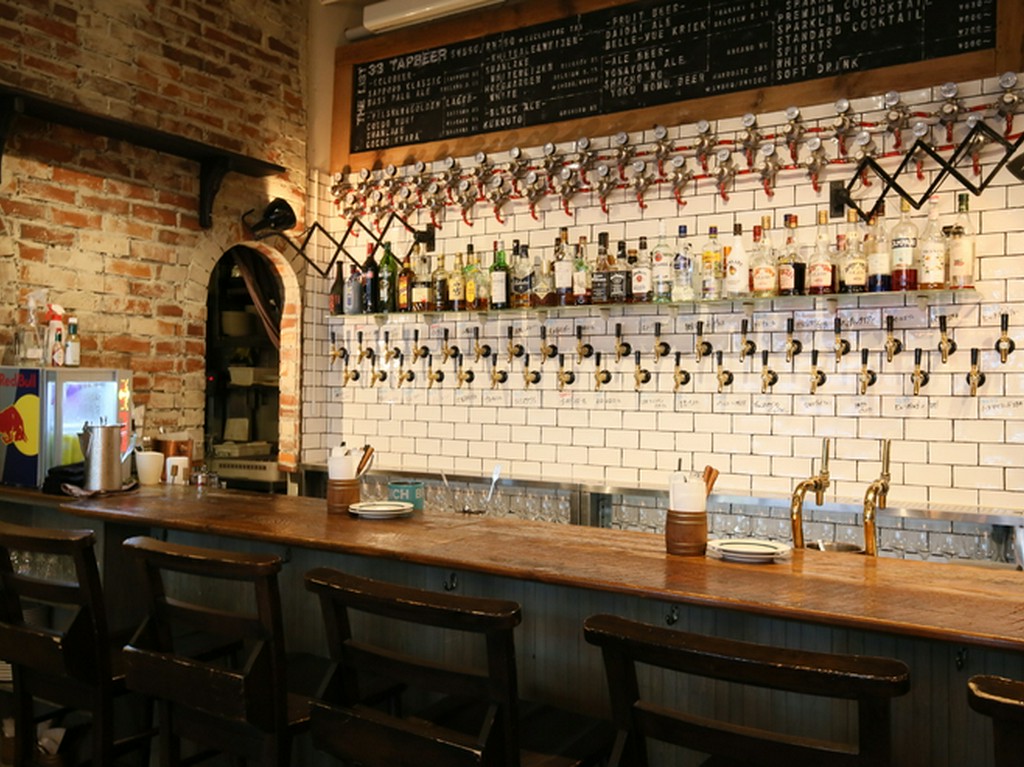 壁一面にセットされた33個のタップでクラフトビールをサーブ！