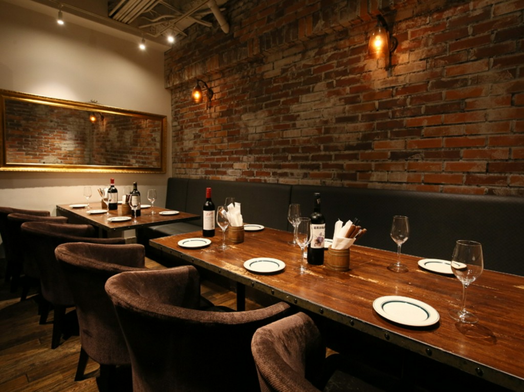 最大14人まで収容が可能な個室を完備