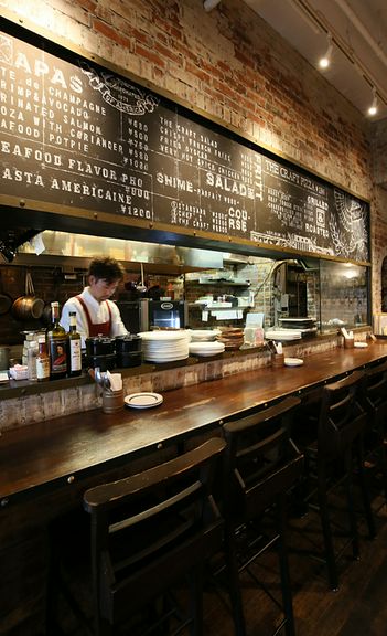 スタッフとの会話も楽しいカウンターを完備