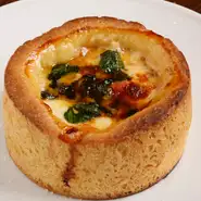 一見ホールケーキのようなピザですが、シカゴではスタンダード。中に具材がしっかりと詰まっています。外はカリカリ、中はトロトロ。カットして出来たて熱々をクラフトビールとともに。全5種類が用意されています。