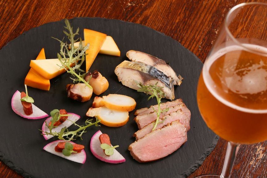 スモーキーな香りを満喫できる『シェフのおまかせ 燻製5種』