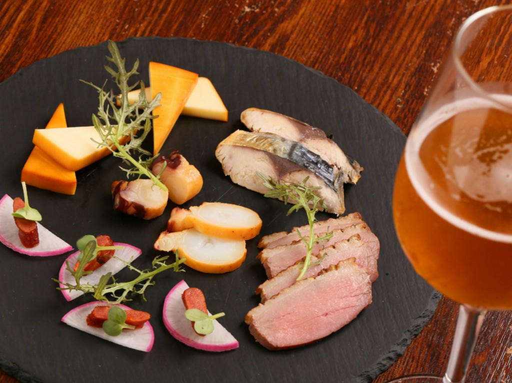 スモーキーな香りを満喫できる『シェフのおまかせ　燻製5種』