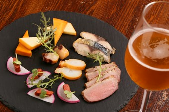 スモーキーな香りを満喫できる『シェフのおまかせ　燻製5種』