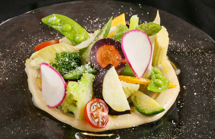 旬の北海道の野菜を味わう『彩り野菜　バーニャフレッタソース』