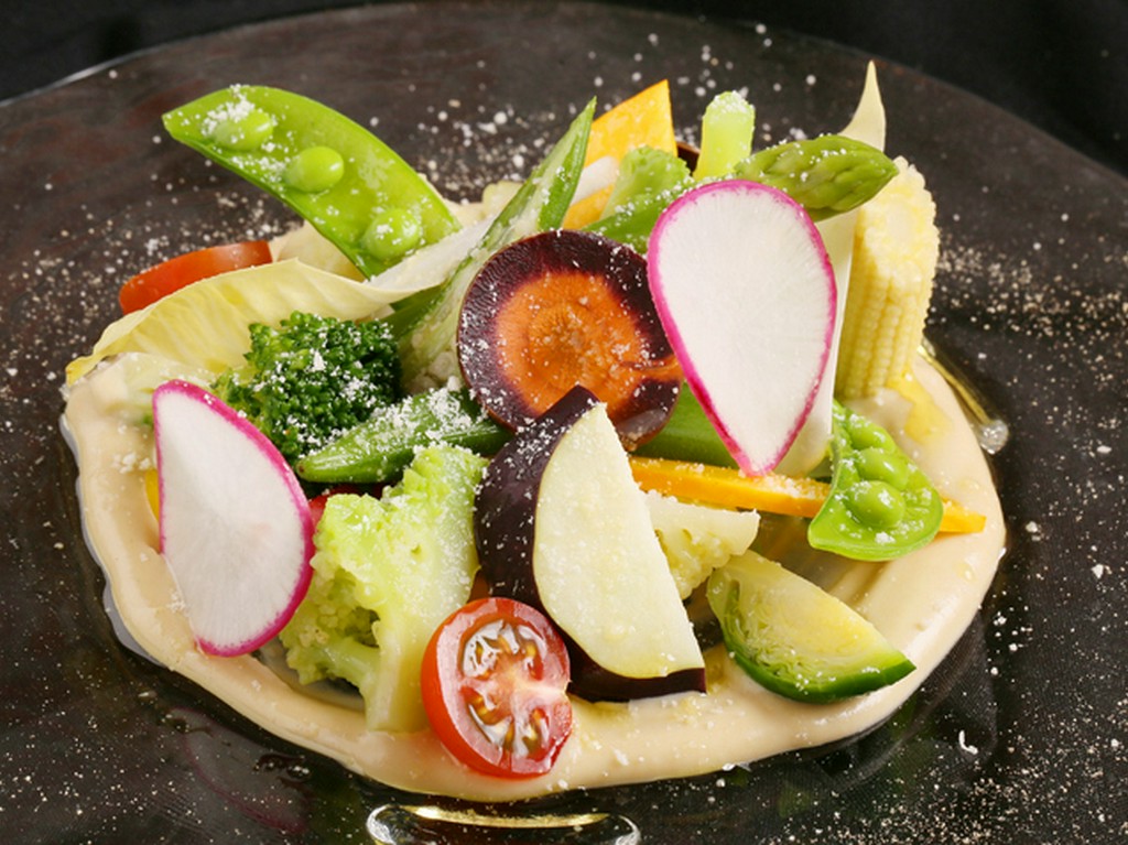 旬の北海道の野菜を味わう『彩り野菜　バーニャフレッタソース』