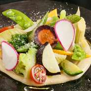 北海道を中心にした旬の野菜をたっぷり味わえる一品。クリーミーな冷製ソースが野菜の風味を引き立てます。