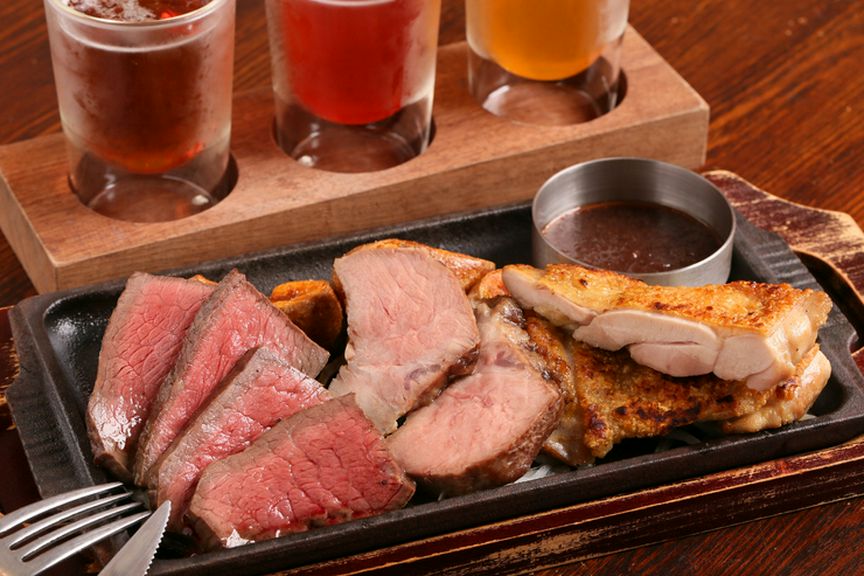 道産のおいしい肉をじっくり焼いた『炭焼き道産3種盛り合わせ』