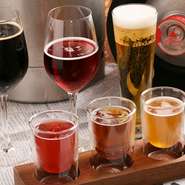 登別の『青鬼ピルスナー』やニセコの『残照ペールエール』『空知ヴァイツェン』など地元北海道をはじめ、日本や世界のクラフトビールを鮮度抜群な樽生ビールで提供。飲み比べも人気です。