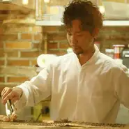 広い店ですが、オープンキッチンなので全体が見渡せます。そのためお客様の飲食のスピードに合わせて料理を提供したり、味付けや食材などお客様のリクエストにもお応えします。お気軽にお声掛けください！