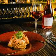 カウンター席　ソムリエールとの会話弾む楽しいひととき　お一人様の自身へご褒美に