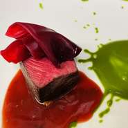 煩わしいワイン選びはソムリエールにすべておまかせ！美味しいのトータルコーディネート【ペアリングコース】で楽しい美食のひとときを。ソムリエールとの楽しいワイン談義もぜひお楽しみください