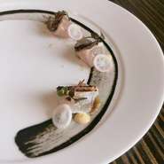 神経抜き活締めのホッケをじっくり熟成。ナスの皮のソースが凛とした弧を描きます。
ある日の【サクラ　ペアリングコース】より。