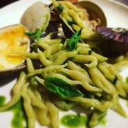 シェフの得意な自家製パスタ。平麺はもちろん、詰め物をしたものや変わった形のいろいろが。来るたびに違うパスタは目も口も喜ばされます。