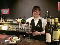 常時12種類のグラスワインをご用意。お料理とのペアリングはもちろん、「その時」に最適なワインをチョイスします。