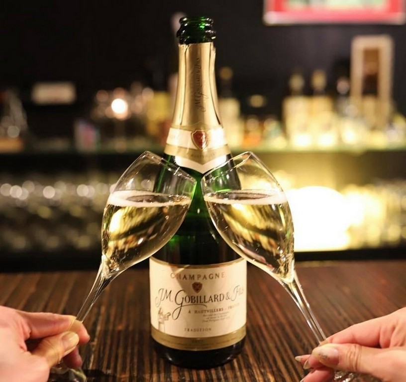 一皿一皿に寄りそってソムリエールがワインをマリアージュ