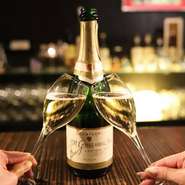 一皿一皿に寄りそってソムリエールがワインをマリアージュ