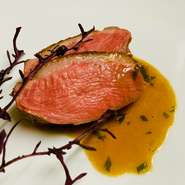 北海道の食材とお酒を贅沢に楽しめるペアリングコース。「食への感謝＝ヒンナ」を幸せに感じるひと時を