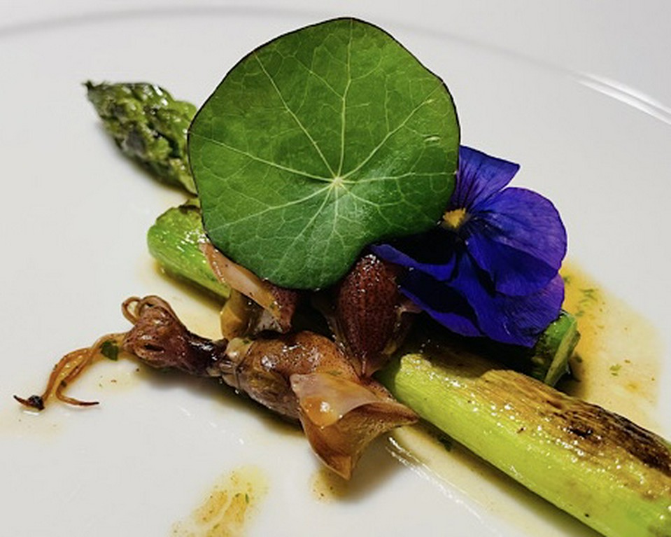 お一人さまからご予約ＯＫ。たったの￥11,000（サ・税込)でソムリエによる本格的なペアリングコース