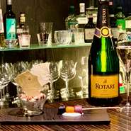 まずは気分を盛り上がるスパークリングワイン【ロータリ ブリュットNV】で乾杯を
お料理は【3色の焼きニョッキチーズソース】。
シャンパン製法。トーストやナッツなどの香りが焼いたニョッキの香ばしさを引き立て、ふうわりと自然な甘みが広がります。
サクラペアリングコースは6皿のお料理それぞれに1杯づつワインをペアリング。
量が多いとお考えの方も安心を。1杯の量は通常の2/3ほど。好みに合せて注ぐ量の加減を致します。
