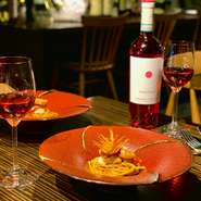 お客さまから「絶対食べるべき」と言わしめたシェフの得意分野【パスタ】。
合わせるワインは【ファンティーニ チェラスオーロ・ダブルッツォ2018】
パスタは【ボタン海老のトマトクリーム】。
アドリア海に面した魚介豊富なアブルッツォ。チェリー色のロゼは仄かにスグリやサクランボの香り。イタリアの一地方ではロゼと甲殻類のペアリングは定番です。一見想像できない意外性。ですが、それぞれの旨味がハーモニーを奏でます。
