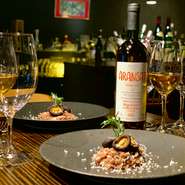 リゾットにもアルデンテがあるのをご存知ですか。炒めるところからはじめるリゾットは、プチプチとした独特の食感がクセになる。たっぷりと染み込んだお出汁が噛み締めるほどに口中に広がります。
【原木椎茸のリゾット】の芳醇な香りと旨味、そして熟成感に、森の下生え ナッツ アプリコットなどの複雑な香りや旨味がある【話題のオレンジワイン　アランサット ピノ・グリ2018】がエキゾチックなペアリングを醸します。
