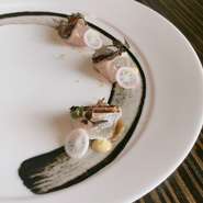 それぞれの魚の状態に合った神経抜き活〆で、抜群の鮮度を実現してくれる函館の【小西鮮魚店】。素材の新鮮さを活かした、さまざまなメニューをご用意しております。