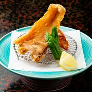 八戸では「きんき」の名で親しまれている赤い高級魚「吉次」。カリッ・フワッとした食感のコントラストと強い旨みと風味、香ばしさをしっかり堪能できます。たっぷりを脂を蓄えた、祝いの席を華やかに彩る逸品です。