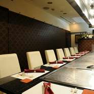 L字型のカウンター席は、どの席からもシェフの調理する姿が手元までよく見えます。臨場感に溢れ、素材を焼き上げる香りや音が食欲を刺激。自分のためだけに披露されるシェフの華麗な技からも目が離せません。