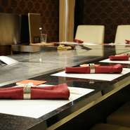 シェフが厳選した肉や魚貝。それらを使用した鉄板焼は大切なゲストをおもてなしするのにも最適です。予算に合わせたコース料理も用意してもらえるのもうれしいポイント。食通のゲストも満足させられるはずです。