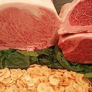 ジューシーな肉の旨みが堪らないテンダーロインを熱伝導率のよい厚さ2cmの鉄板で焼き上げた逸品。シェフが目利きして仕入れたA5ランクの特選黒毛和牛を使用しています。絶妙な焼き加減もおいしさの秘訣です。