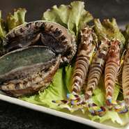 水槽に用意された国産天然活鮑を鉄板焼で豪快に焼き上げる一品。活きたまま鉄板にのせて焼くので、驚くほど柔らかな食感を満喫できます。大型の黒鮑だけを提供しているので、肉厚で旨味が強く食べごたえ抜群です。