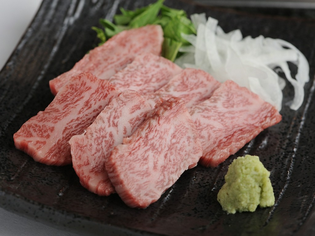 貴重な部位を贅沢にいただける『特選黒毛和牛のお刺身』