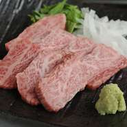 特選黒毛和牛の貴重な部位を刺身で。口に入れるととろけ、今まで味わったことのない感覚に魅了されます。記念日などの特別な日にも最適です。入荷がない場合もあるので、事前にチェックしておくのがおすすめ。