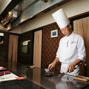 「当店の主役はお客様」と語る吉田氏。「料理やサービスは脇役で、主役であるお客様を引き立てるためにある」と続きます。丹精込めた料理やきめ細やかなサービスには、そんなシェフの信念が込められているのです。