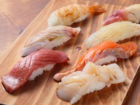 季節の美味しいお魚を本日のおすすめで握ります。
※ネタの種類によって値段は変わります。