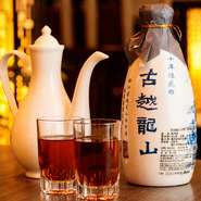 ビール、焼酎、果実酒など多彩なドリンクが集い、とくにワインと紹興酒は高級銘柄を厳選。ワインはフランス・ブルゴーニュ産が中心。紹興酒はフカヒレとの相性抜群の「古越龍山」の陳年八年から古酒までが揃います。