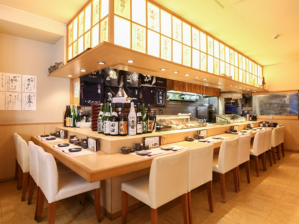 ゆったりとくつろげるカウンター席で職人の手業を楽しむ