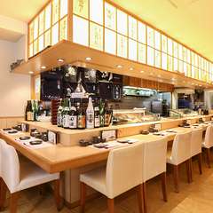 ゆったりとくつろげるカウンター席で職人の手業を楽しむ