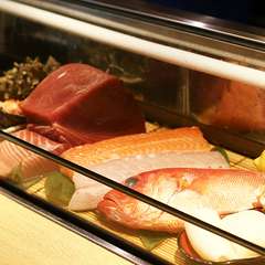 職人自らが毎朝市場で仕入れる新鮮な魚を存分に味わえる