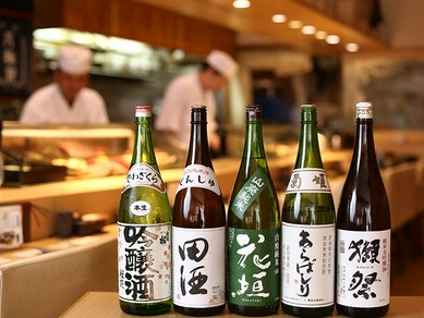 季節によってラインナップが変わる地酒は常時30種