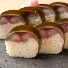 肉厚な身で食べ応えがある『名物　鯖の棒寿し』