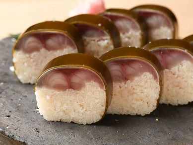 肉厚な身で食べ応えがある『名物　鯖の棒寿し』