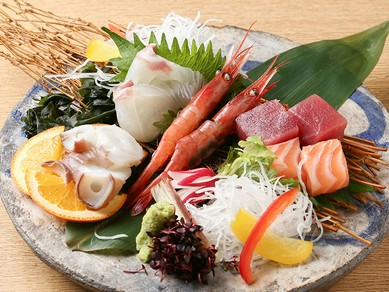 季節に合わせた鮮魚を楽しむことができる【お造り盛り】