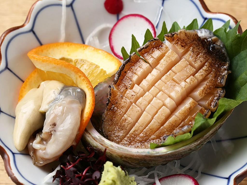 磯の香りが芳醇な『エゾアワビのお造り』